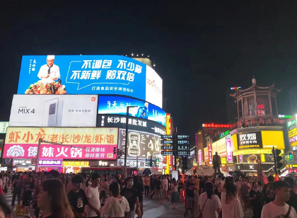 人流聚集的商業(yè)街，如何通過標(biāo)識導(dǎo)視系統(tǒng)設(shè)計實現(xiàn)有序指引？
